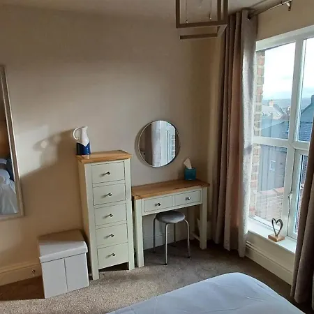 West Cliff Townhouse With Parking 惠特比