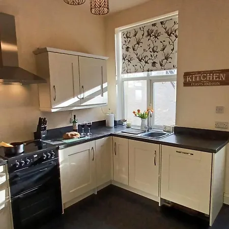 West Cliff Townhouse With Parking Whitby