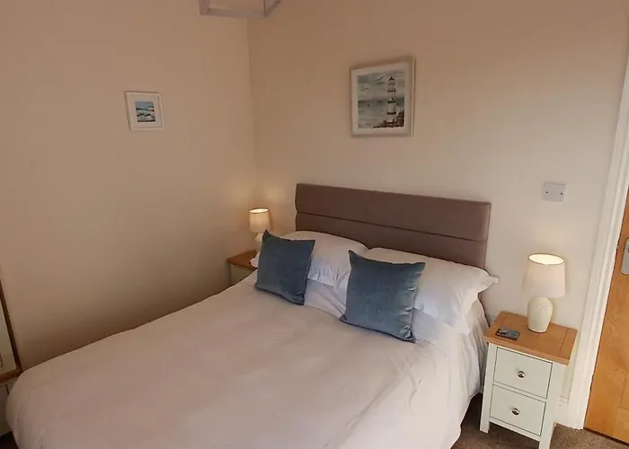 West Cliff Townhouse With Parking Whitby