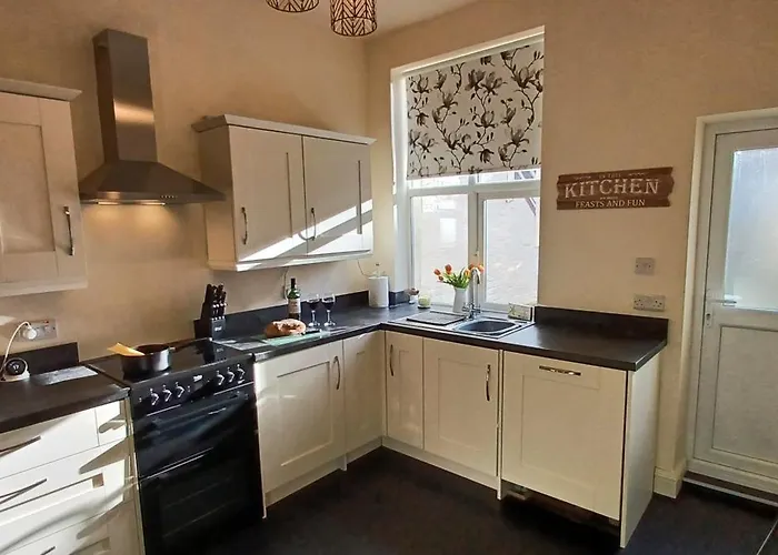 West Cliff Townhouse With Parking Whitby