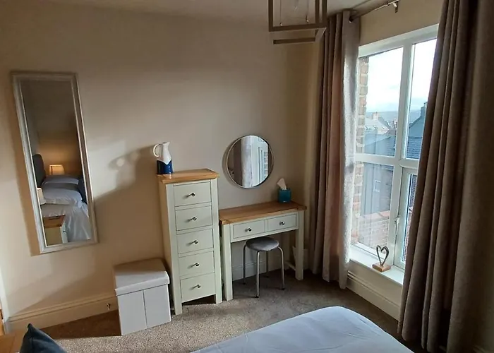 West Cliff Townhouse With Parking Whitby