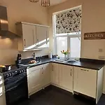 West Cliff Townhouse With Parking Whitby